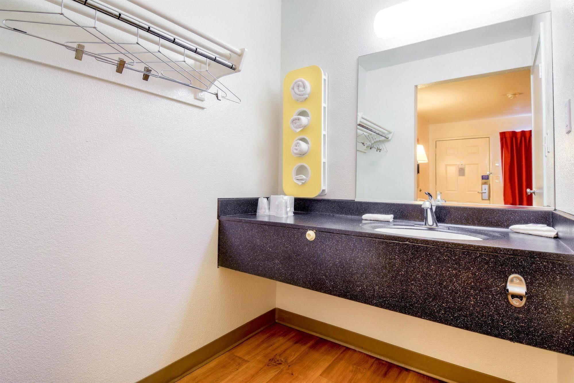 Motel 6-Escondido, Ca Dış mekan fotoğraf